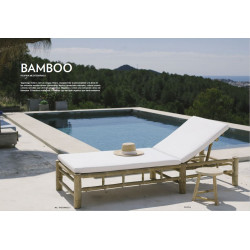 Tumbona de bambú con una piscina de fondo.
