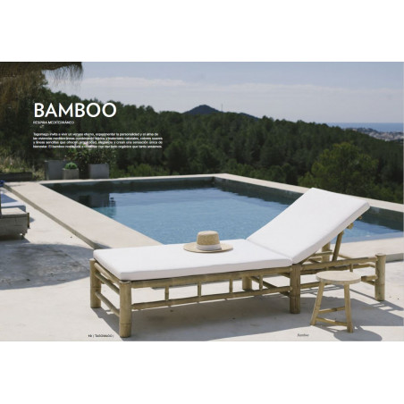 Tumbona de bambú con una piscina de fondo.