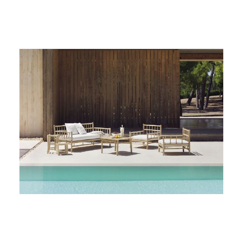 Conjunto para terraza en bambú, en una zona de piscina.