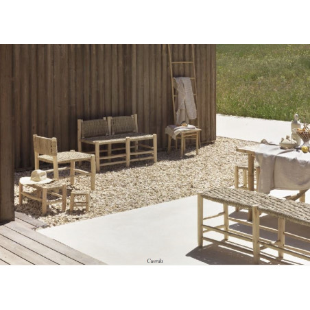 Conjunto para terraza y jardín fabricado en madera y cuerda, en un rincón exterior frente a una pared de madera