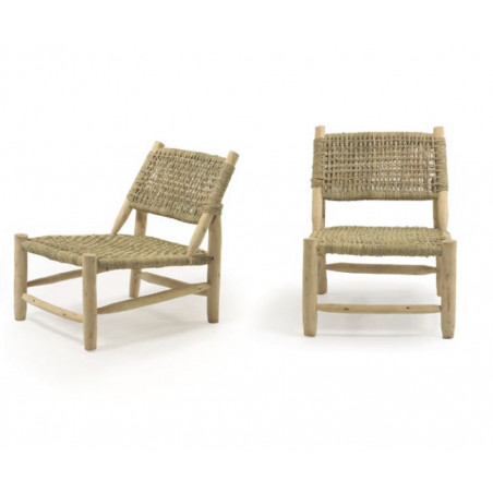 Sobre fondo blanco, aparece un sillón en vista oblicua y frontal, fabricado en madera y cuerda.
