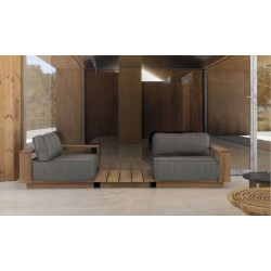 Conjunto de tres piezas de sillón modular en madera de iroko, con cojinería gris, en una estancia de madera y cristal