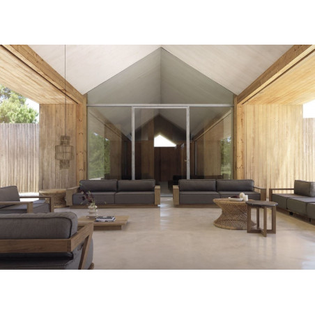 Composición de sofás de madera de iroko en una gran terraza interior forrada de madera