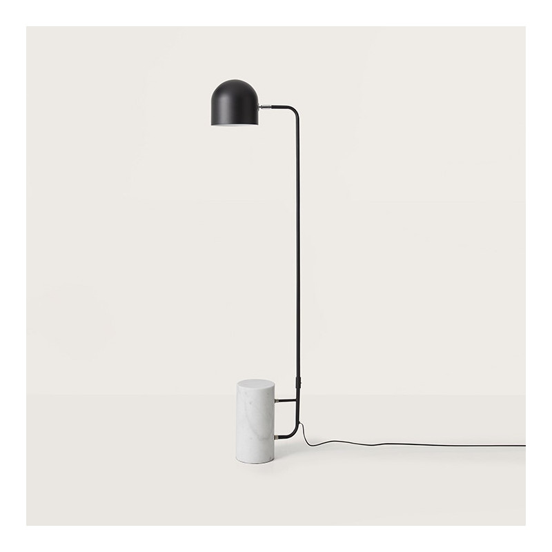 Lámpara de pie con base de mármol blanco con forma de cilindro, estructura en tubo de acero negro y tulipa de medio punto negra