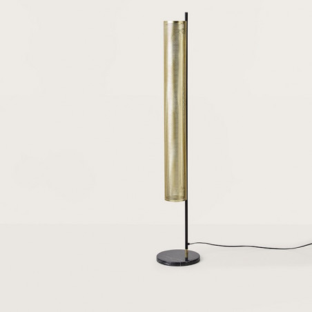 Lámpara de pie con un mástil que soporta un tubo vertical de rejilla en oro viejo