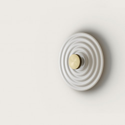 Plafón a pared circular con ondulaciones concéntricas fabricado en resina color cromo