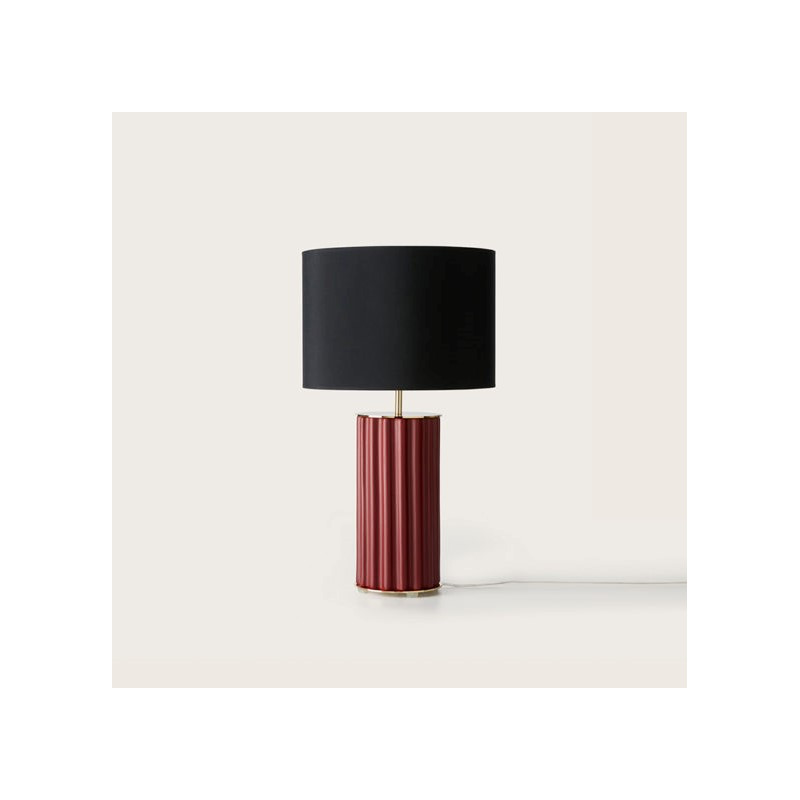 Lámpara con base de cerámica estriada verticalmente y pantalla negra texturada