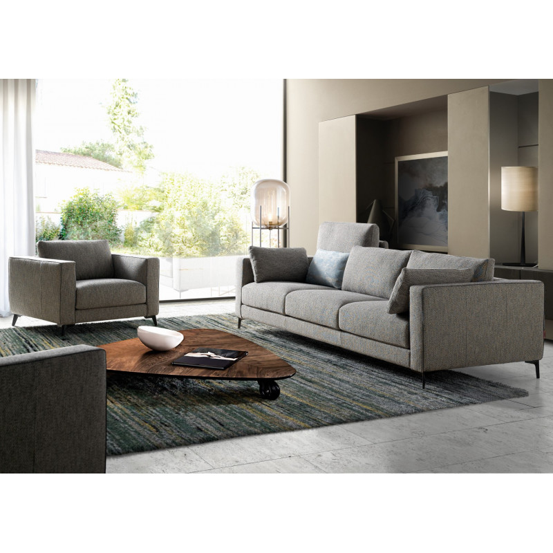 Conjunto de tresillo con sofá 4 plazas y sillón plazas en tela gris y líneas rectas, en un salón