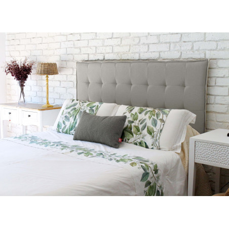 Dormitorio con cabecero tapizado estilo capitone en tejido Lainen color Perla. Serie A.