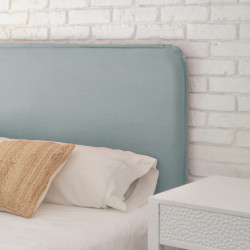 Dormitorio con cabecero tapizado en tejido Nattur Cotton, color Azul Vintage. Serie C