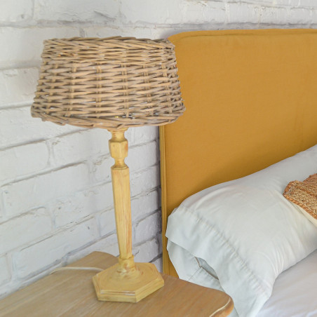 Dormitorio con cabecero tapizado en tejido Nattur Cotton, color Mostaza. Serie C