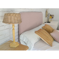 Dormitorio con cabecero tapizado en tejido Nattur Cotton, color Rosa Vintage. Serie C