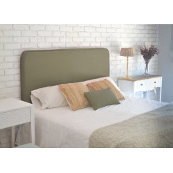 Dormitorio con cabecero tapizado en tejido Nattur Cotton, color Verde Vintage. Serie C