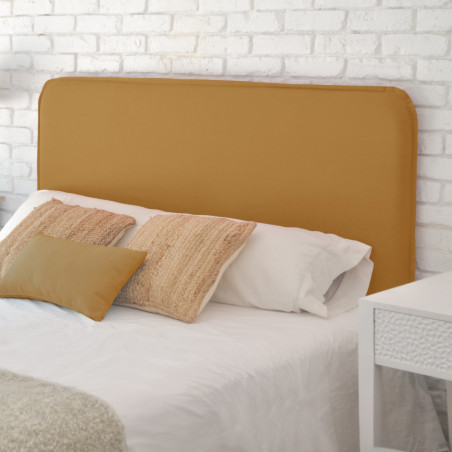 Dormitorio con cabecero tapizado en tejido Nattur Cotton, color Mostaza. Serie C