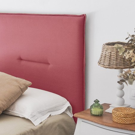 Dormitorio con cabecero tapizado en tejido Nattur Cotton en color Rosa Lichi. Serie C.