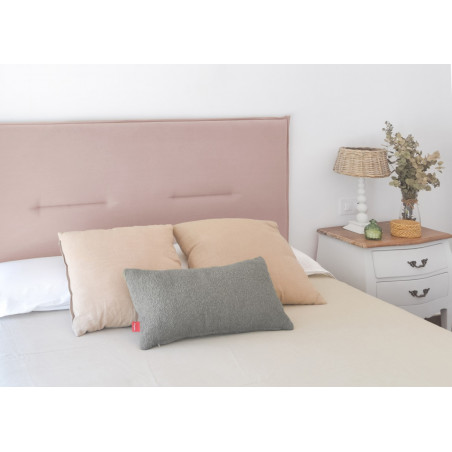 Dormitorio con cabecero tapizado en tejido Nattur Cotton en color Rosa Vintage. Serie C.