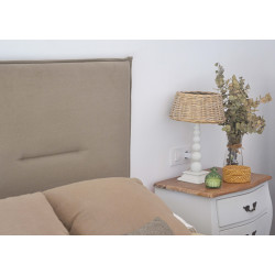 Dormitorio con cabecero tapizado en tejido Nattur Cotton en color Taupe. Serie C.