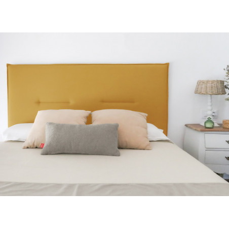 Dormitorio con cabecero tapizado en tejido Nattur Cotton en color Mostaza. Serie C.