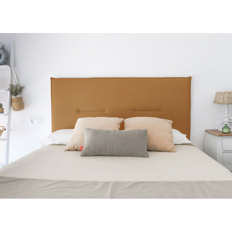 Dormitorio con cabecero tapizado en tejido Nattur Cotton en color Ocre. Serie C.