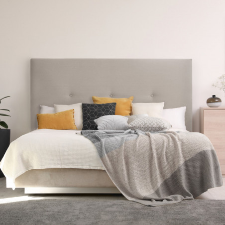 Dormitorio con cabecero tapizado con detalle de 3 botones. En tejido Nattur Cotton color Taupe. Serie C