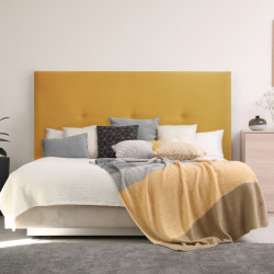 Dormitorio con cabecero tapizado con detalle de 3 botones. En tejido Nattur Cotton color Mostaza. Serie C