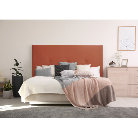 Dormitorio con cabecero tapizado con detalle de 3 botones. En tejido Nattur Cotton color Terracota. Serie C