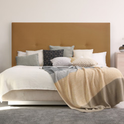 Dormitorio con cabecero tapizado con detalle de 3 botones. En tejido Nattur Cotton color Ocre. Serie C