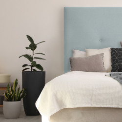 Dormitorio con cabecero tapizado con detalle de 3 botones. En tejido Nattur Cotton color Azul Vintage. Serie C