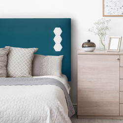 Dormitorio con cabecero tapizado con iluminación. Tejido Linetex en color Azul. Serie A