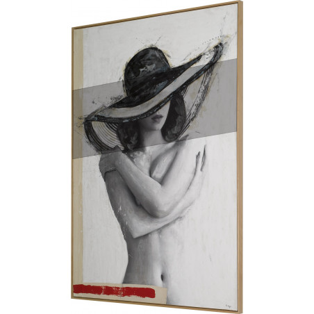 Cuadro con mujer con sombrero, enmarcado en blanco y negro. Vista lateral