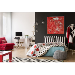 Ambiente de dormitorio con cuadro enmarcado, abstracto sobre lienzo en tonos rojos