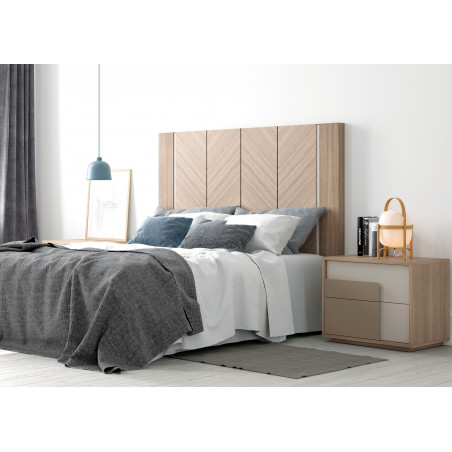 Ambiente de dormitorio con cabecero alto de diseño en espiga en chapa natural