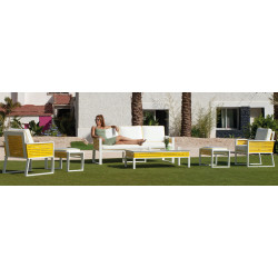 Conjunto para terraza y jardín en color blanco y amarillo con cojinería blanca.