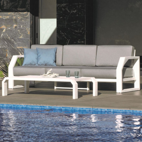 En zona de piscina, sofá de 3 plazas modelo Zafiro, en blanco y gris, con mesita de centro a juego