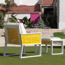 Detalle trasera del sillón 1 plaza para exterior y reposa pies. En color blanco y amarillo.