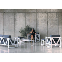 Conjunto para exterior en color blanco, con dos sillones individuales y otro de dos plazas, reposa pies y mesita de centro