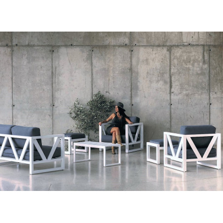 Conjunto para exterior en color blanco, con dos sillones individuales y otro de dos plazas, reposa pies y mesita de centro