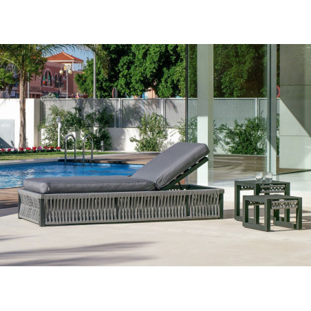 Tumbona reclinable con estructura de aluminio lacado y celosía de cuerda en color gris, en zona de piscina