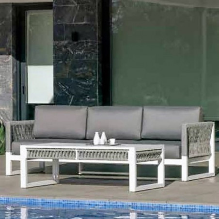 En zona de piscina, sofá 3 plazas y mesita de centro, con estructura lacada en blanco y cuerda y cojinería en color gris
