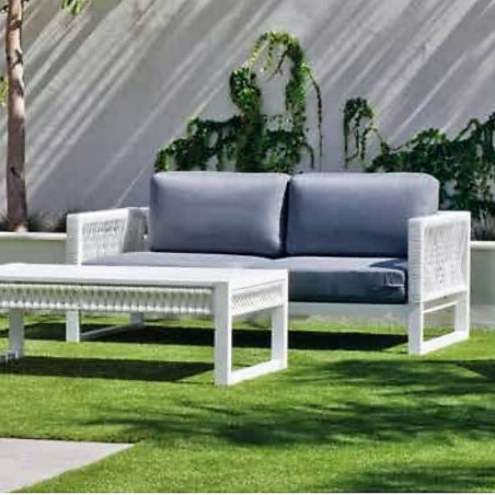 En un jardín, sofá 2 plazas en estructura y cuerda blanca con cojinería en gris