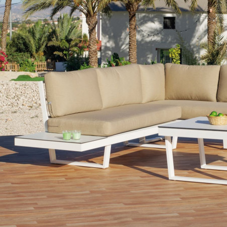 Detalle del sofá 2 plazas con repisa, en blanco con cojinería beige