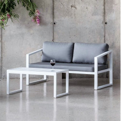 Sofá de 2 plazas lacado en blanco y mesita de centro de 90 cm con cojinería en gris