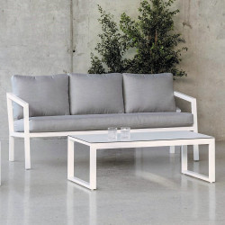 Sofá de 3 plazas lacado en blanco con cojinería en gris y mesita de centro de 120 cm con sobre de HPL en color argenta,