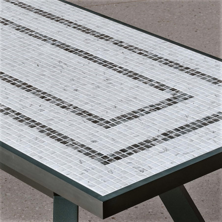 Detalle del mosaico de la mesa HARNAU en piedra sinterizada en colores blanco y gris