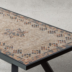 Detalle del mosaico de la mesa MÉRIDA en piedra sinterizada en tonos tierra
