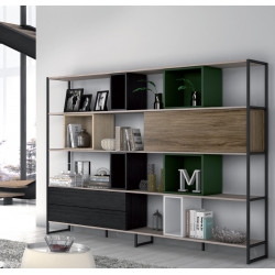Ambiente de salón con estantería de estructura metálica que combina módulos cerrados y abiertos en diferentes colores