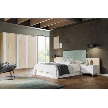 Ambiente de dormitorio con cabecero tapizado y mesitas
