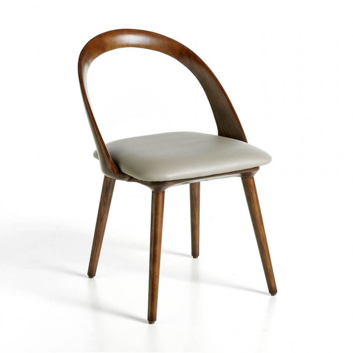 Elegante silla con madera torneada